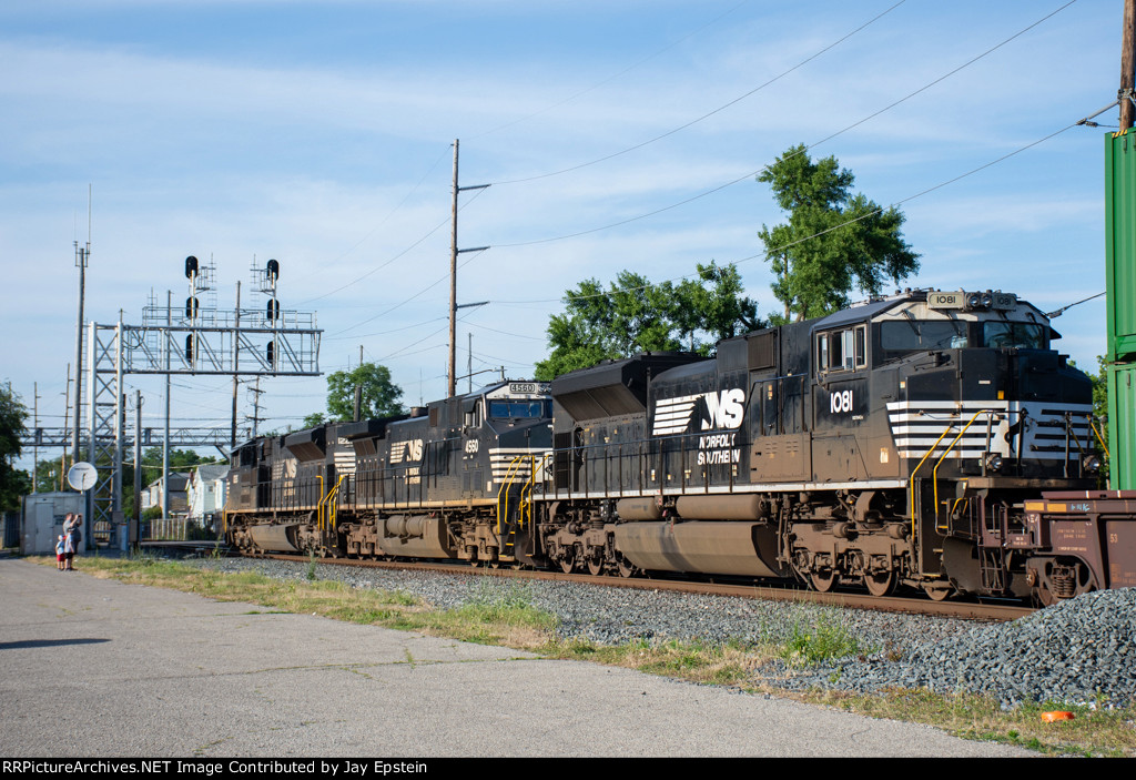 28C passes some railfans at Dayton Street